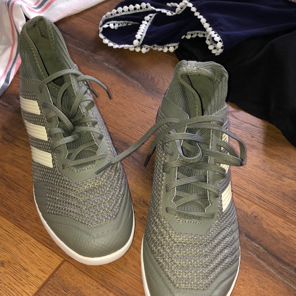 Indoor soccer shoes